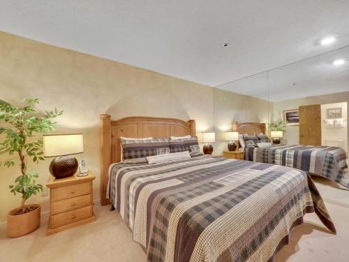 Postel nebo postele na pokoji v ubytování 112 Edgewater Inn with Waterfront Access