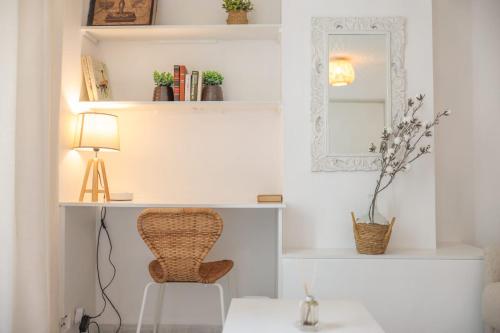 une pièce avec un bureau, une chaise et un miroir dans l'établissement IMMOGROOM - Best place in Cannes Center - AC - 5 min from beaches, à Cannes
