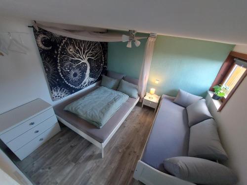 Habitación pequeña con cama y sofá en GeraldineWeg30 -FeWo Geralex, en Hessisch Oldendorf
