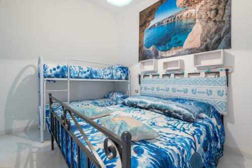 um quarto azul e branco com um beliche em Sea Breeze em Villasimius