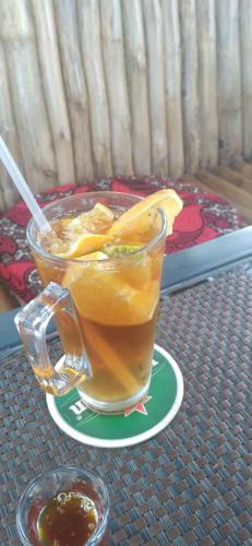 une boisson dans un verre sur une table dans l'établissement Kambua Resort, à Libwezi
