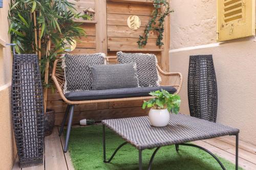d'une terrasse avec deux chaises et une table. dans l'établissement IMMOGROOM - 5min from the beach - Suquet - Terrace, à Cannes