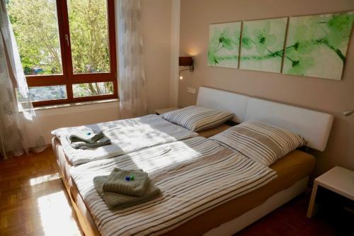 a bedroom with a bed with towels on it at Ruhige 2-Zimmer Wohnung m.Terrasse,Nähe Uni-Klinik in Tübingen