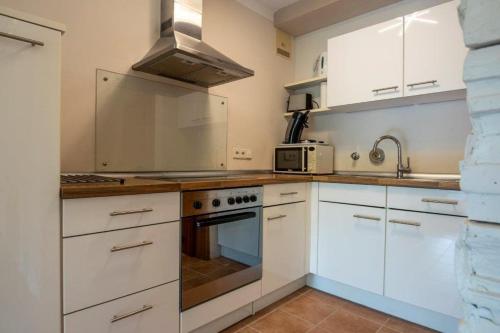 Kuchyň nebo kuchyňský kout v ubytování Ruhige 2-Zimmer Wohnung m.Terrasse,Nähe Uni-Klinik