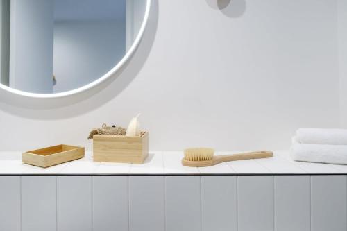 een badkamerbar met handdoeken en een spiegel bij Studio Apartments at Aurora near Melbourne Port in Melbourne