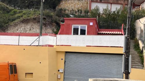 eine Garagentür in einem Gebäude mit rotem Dach in der Unterkunft le cabanon in Roquebrune-Cap-Martin