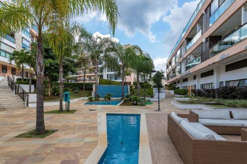 ein Innenhof mit einem Swimmingpool in einem Gebäude in der Unterkunft Cobertura exclusiva com Jacuzzi Privativa no Coração de Itaipava in Itaipava