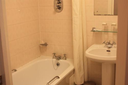 Koupelna v ubytování Regency Hotel Westend