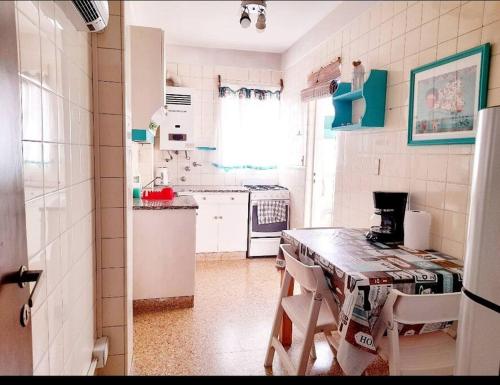 cocina con mesa y encimera en Cómodo departamento 2 dormitorios Villa Devoto en Buenos Aires