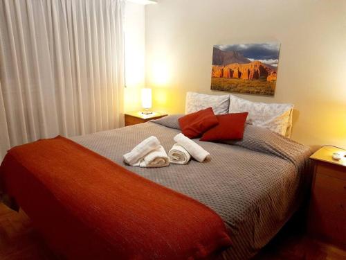 1 dormitorio con 1 cama con 2 toallas en Cómodo departamento 2 dormitorios Villa Devoto en Buenos Aires