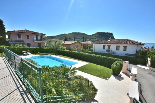 Regina Gardesana Apartment With Pool