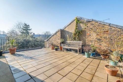 Gallery image of Peaceful 2 Bedroom Flat with Roof Terrace - Hackney in London