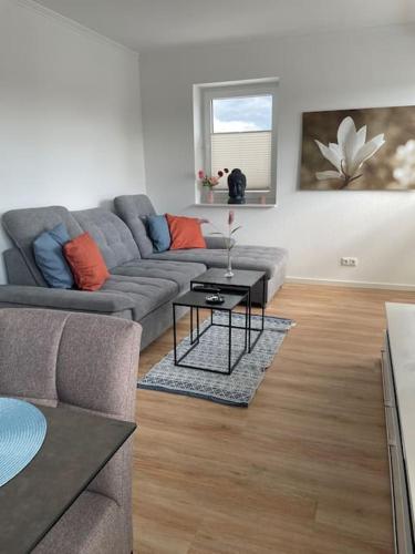 a living room with a couch and a table at Große Moderne Penthouse Wohnung Mit Dachterrasse in Uetersen