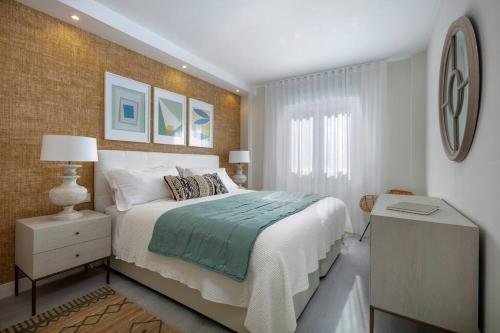 A bed or beds in a room at New & Beautiful Apt walk to the beach - RDR251