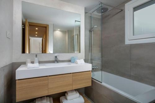 A bathroom at New & Beautiful Apt walk to the beach - RDR251