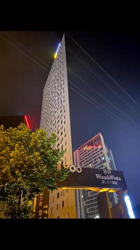 een hoog gebouw in een stad 's nachts bij luks ferah rezidans in Istanbul