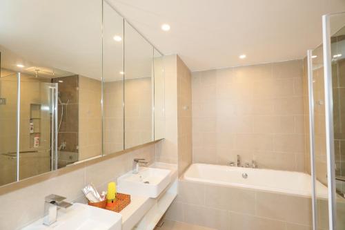 Ванная комната в MeoMeo Homestay - The Sóng Apartment