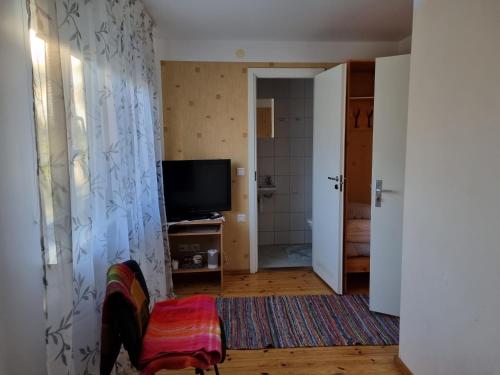 TV a/nebo společenská místnost v ubytování Kalamaja Hostel