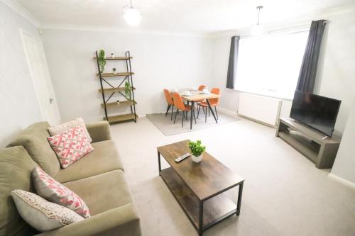 Uma área de estar em Chic 2BR Flat in Bishop's Stortford