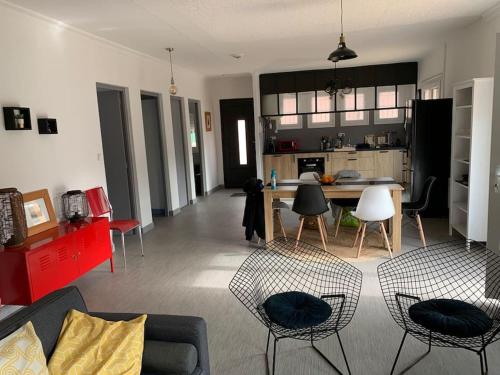 salon z kanapą, stołem i krzesłami w obiekcie Belle maison 100m2 avec terrasse et parking privé w Béziers