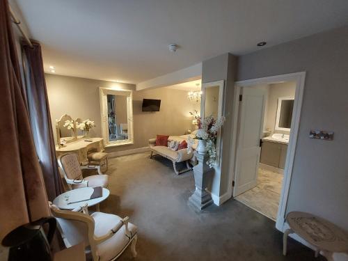 een woonkamer met een bank en een tafel bij The Plough Inn & Restaurant in Congleton