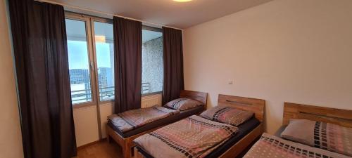 - une chambre avec 2 lits et une grande fenêtre dans l'établissement Good-And-Night, à Neuss