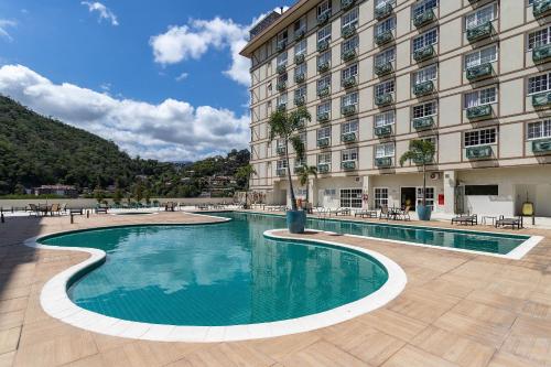 Bazén v ubytování Loft moderno Granja Brasil Coração de Itaipava nebo v jeho okolí