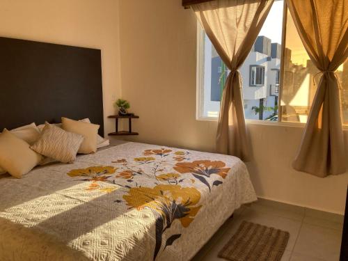 um quarto com uma cama e uma janela em Casa vacacional familiar em Naranjo