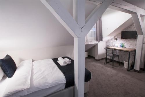 sypialnia z łóżkiem i biurkiem w pokoju w obiekcie MarcoPolo House w Warszawie