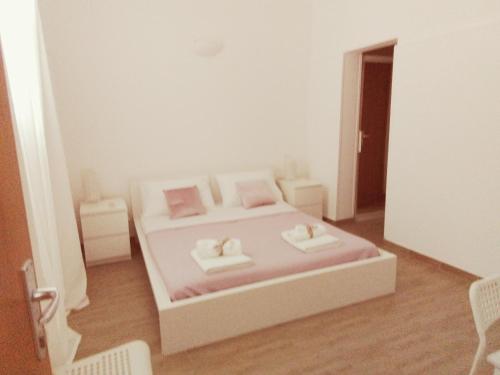 a toy bedroom with a bed with pink sheets and pillows at La Perla Di Noto in Noto