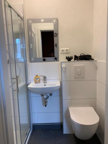 Ένα μπάνιο στο Monteurzimmer Ahnetal Zweibettzimmer Einzelzimmer mit eigenem Bad