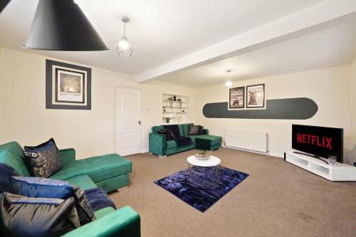 Posezení v ubytování 20 percent off! Large Spacious Abode with Games Room!