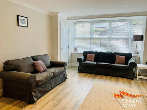 uma sala de estar com um sofá, um sofá e uma janela em Bleabeck View, Middleton-In-Teesdale em Middleton in Teesdale