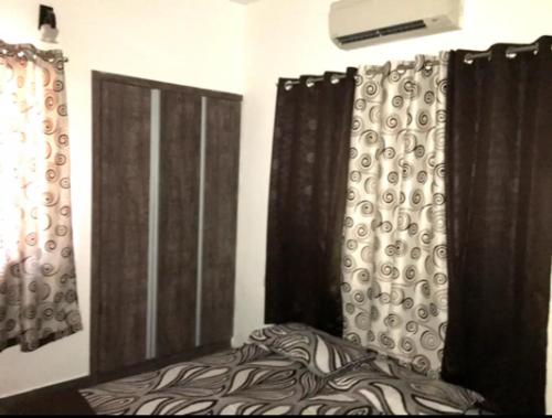 Una cama o camas en una habitación de Serene Sea access 3 BHK Villa with Shared pool & Shared Beach