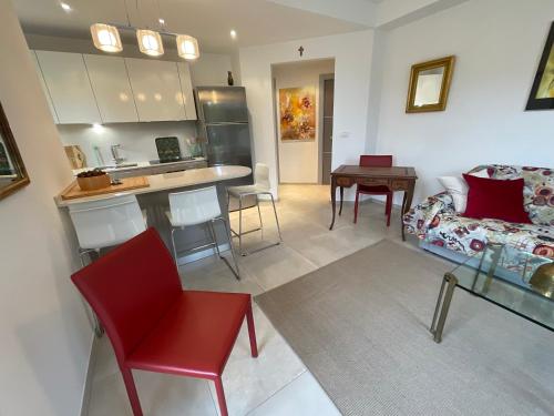 un salon avec un canapé et une table dans l'établissement La Promenade à Menton, à Menton