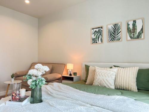 Condo-Wutthakard في بانكوك: غرفة معيشة مع سرير وأريكة