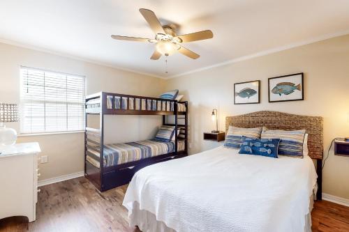 1 dormitorio con 1 cama y ventilador de techo en A Wave From It All - Unit B en Gulf Shores