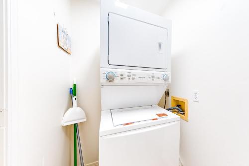 格爾夫海岸的住宿－A Wave From It All - Unit B，客房内的白色洗衣机和烘干机