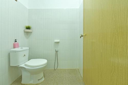 een badkamer met een toilet en een douche bij OYO HOME 90692 Tok Babah Village Homestay in Kampong Sungai Mati