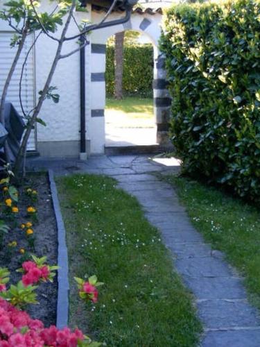 un jardín con un camino de piedra que conduce a una casa en Casa Franci, en Ascona