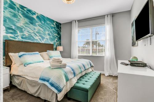 um quarto com uma cama e uma grande janela em Paradise Palms Esate - Paradise Palms Resort em Kissimmee