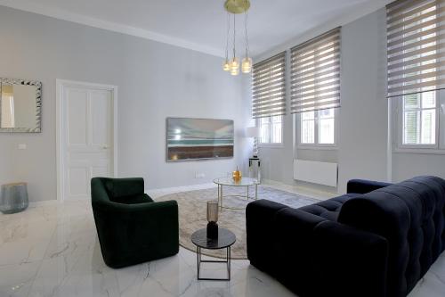 un salon avec un canapé et deux chaises dans l'établissement Maison Bianchi - Clemenceau, à Nice