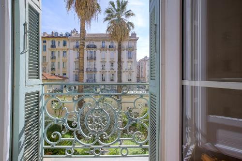 - une vue sur un bâtiment depuis une fenêtre dans l'établissement Maison Bianchi - Clemenceau, à Nice