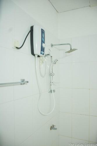 eine Dusche mit Duschkopf in einem Badezimmer in der Unterkunft The Calm Cabana in Dambulla