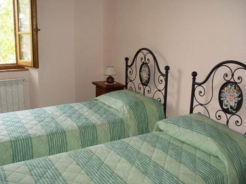 two beds sitting next to each other in a bedroom at Antico Fio in Poppi