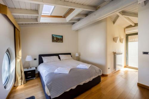 A bed or beds in a room at Napoleone's Nest - Elegant and Central
