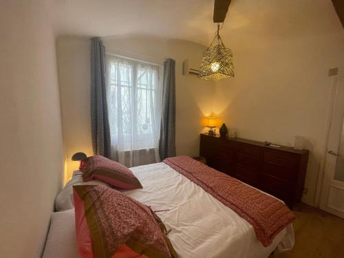 ein Schlafzimmer mit einem Bett, einer Kommode und einem Fenster in der Unterkunft La Mansarda dei poeti La Spezia Cinque Terre in La Spezia