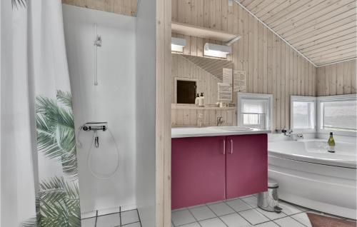 y baño con bañera, lavamanos y ducha. en Amazing Home In Faaborg With 3 Bedrooms, Sauna And Wifi, en Bøjden