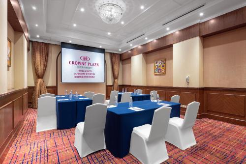 a conference room with a blue table and white chairs at Crowne Plaza Hotel & Suites Landmark Shenzhen by IHG - Nearby Luohu Border, Indoor heated swimming pool, Complimentary Welcome Drink in Shenzhen