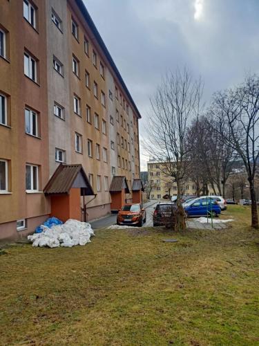 a group of cars parked next to a building at Apartament Źródełko in Krynica Zdrój